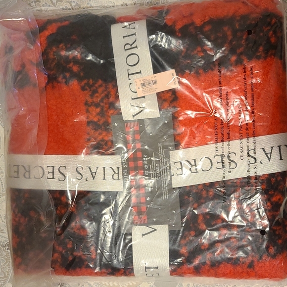 NWT Victoria's Secret Scarlet Check Scarf - Picture 4 of 4